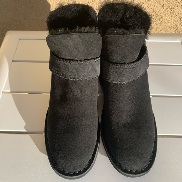 NWOT UGG black suede shearling ankle boots size 6.5 - Picture 2 of 14